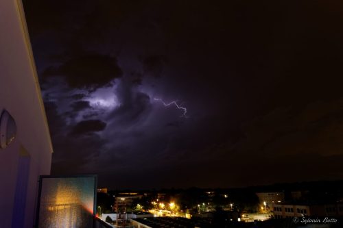 Eclairs d'un orage sec de nuit sur la ville