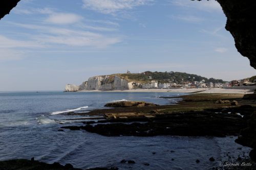 Vue d'Etretat de dessous une falaise