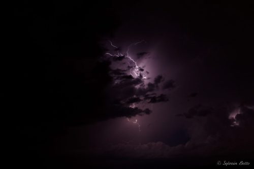 Eclairs d'un orage sec de nuit sur la ville 