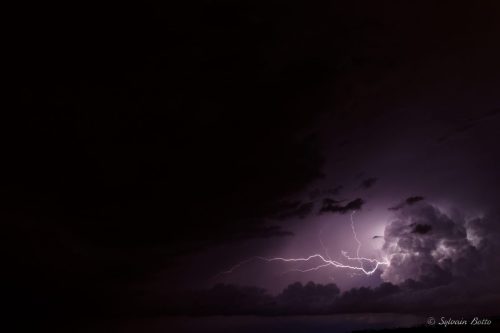 Eclairs d'un orage sec de nuit sur la ville 