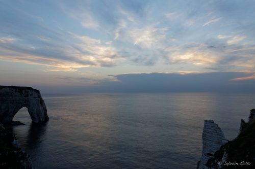 Coucher de soleil nuageux sur les falaises d'Etretat