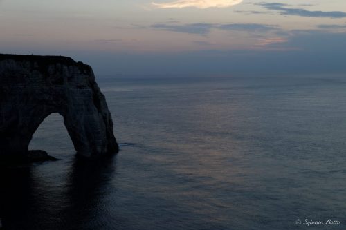 Coucher de soleil nuageux sur les falaises d'Etretat
